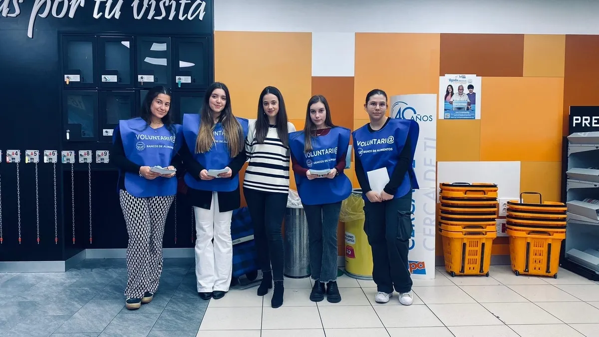 Foto 3 - Alumnos y profesores del Colegio Maristas colaboran con el Banco de Alimentos en la Gran Recogida 2024