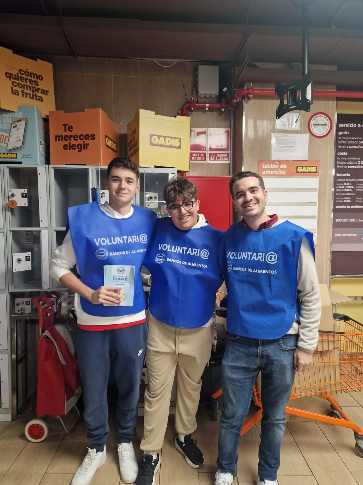 Foto 5 - Alumnos y profesores del Colegio Maristas colaboran con el Banco de Alimentos en la Gran Recogida 2024