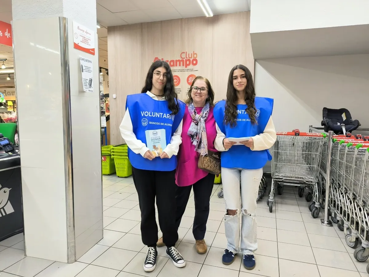 Foto 4 - Alumnos y profesores del Colegio Maristas colaboran con el Banco de Alimentos en la Gran Recogida 2024