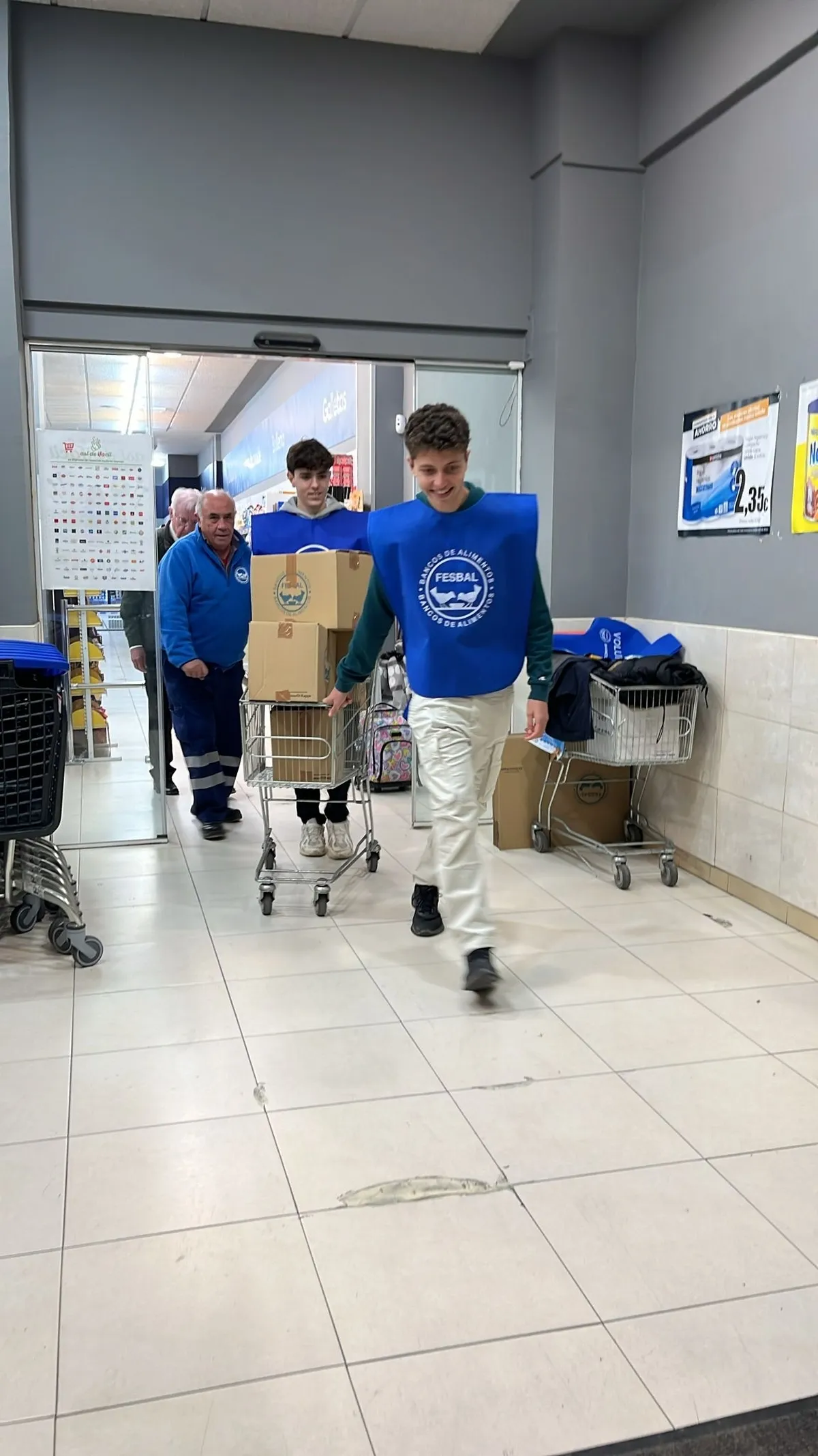 Foto 2 - Alumnos y profesores del Colegio Maristas colaboran con el Banco de Alimentos en la Gran Recogida 2024