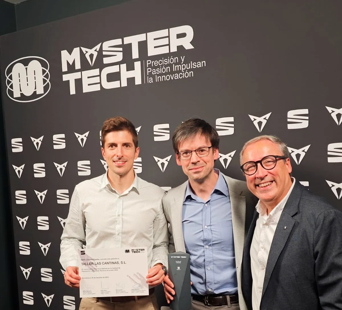 Mikel Palomera Director General de SEAT y CUPRA España junto con los técnicos Taller Las Cantinas Eduardo Pérez Adrián Gonzalo 