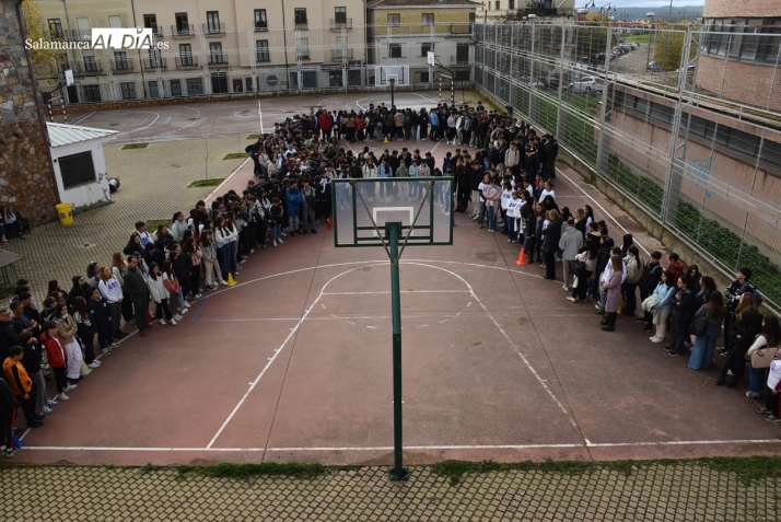 El IES Tierra conforma un gran lazo para mostrar su repulsa a la violencia de género