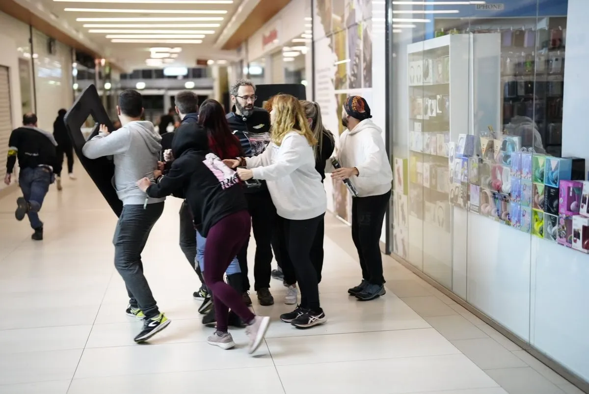Apocalipsis zombie en el centro comercial El Tormes