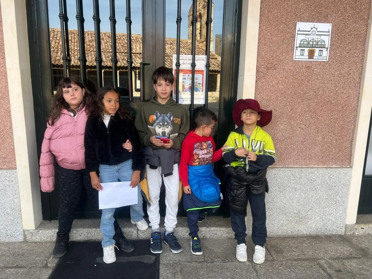 Foto 11 - 40 ni&ntilde;os de Carbajosa de la Sagrada disfrutan de una yincana para encontrar 'sus diez derechos'
