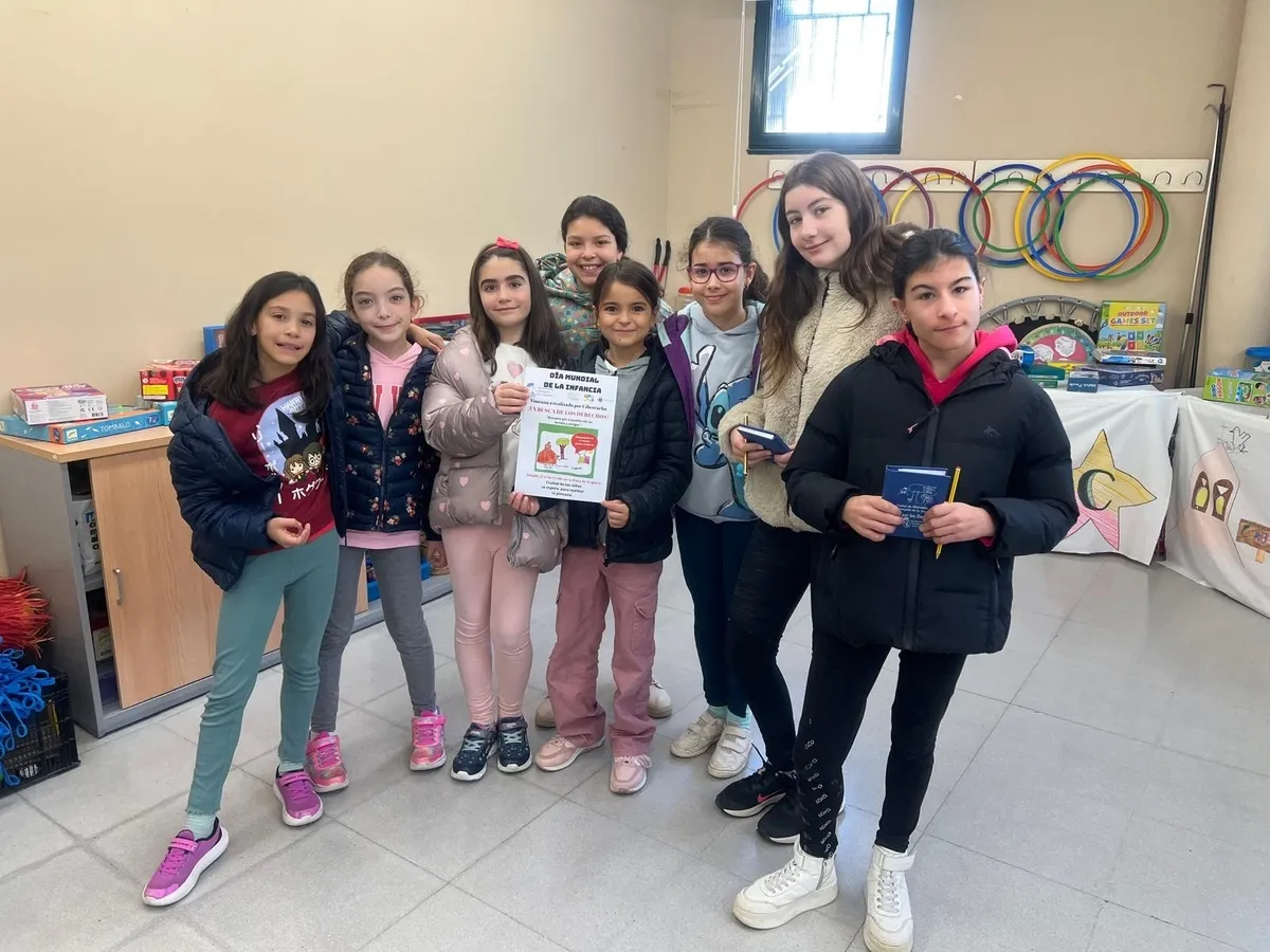 Foto 2 - 40 ni&ntilde;os de Carbajosa de la Sagrada disfrutan de una yincana para encontrar 'sus diez derechos'