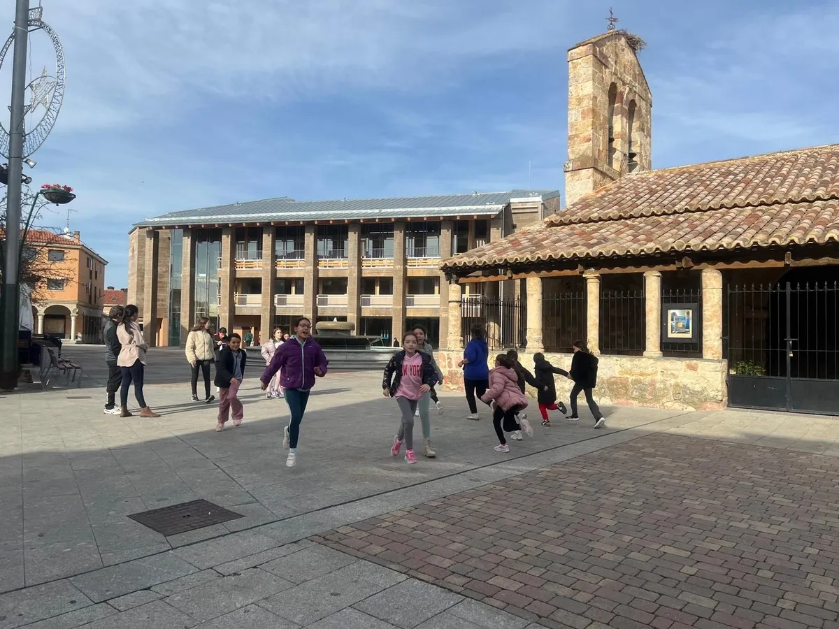 Foto 10 - 40 ni&ntilde;os de Carbajosa de la Sagrada disfrutan de una yincana para encontrar 'sus diez derechos'