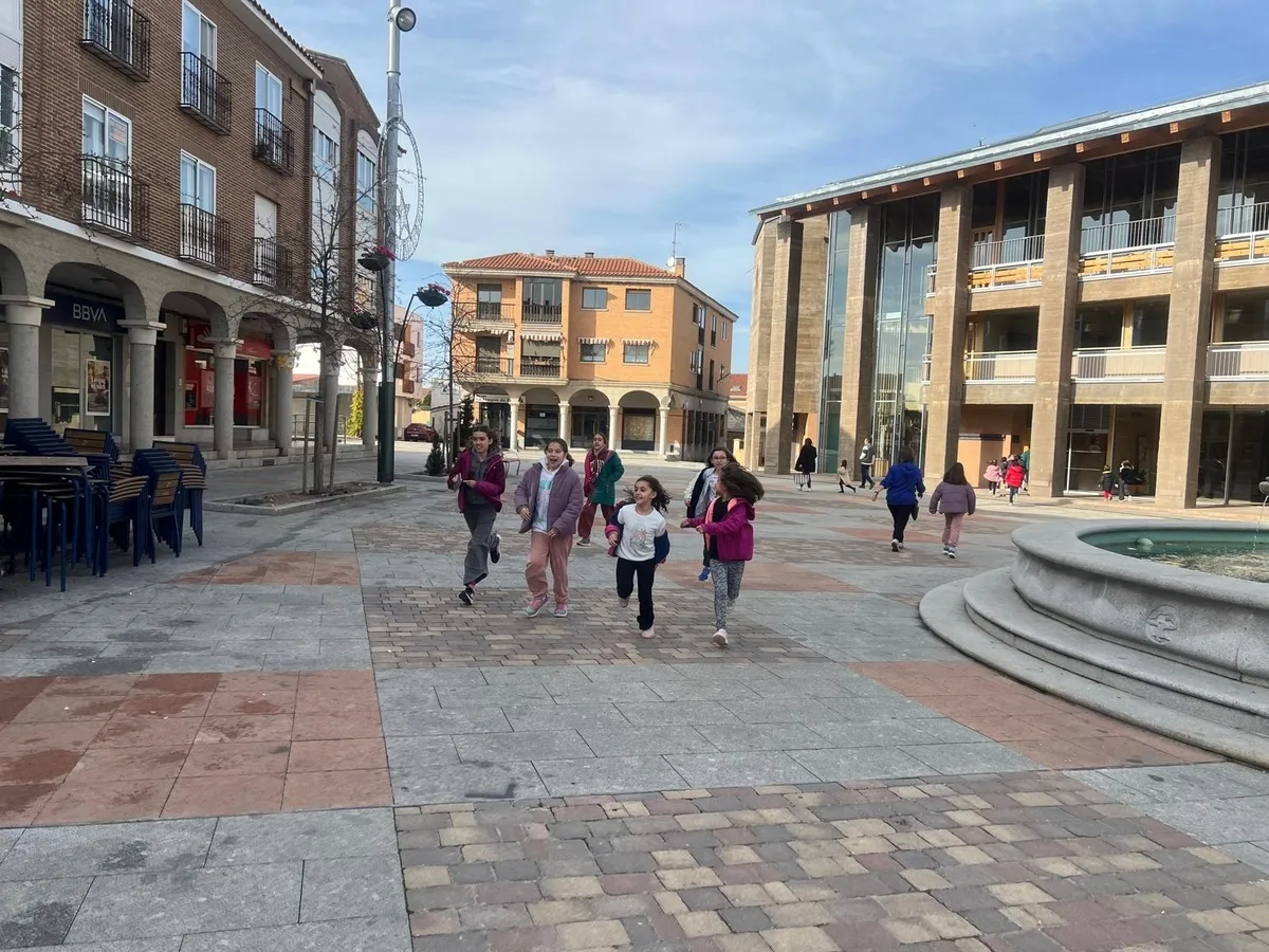 Foto 9 - 40 ni&ntilde;os de Carbajosa de la Sagrada disfrutan de una yincana para encontrar 'sus diez derechos'