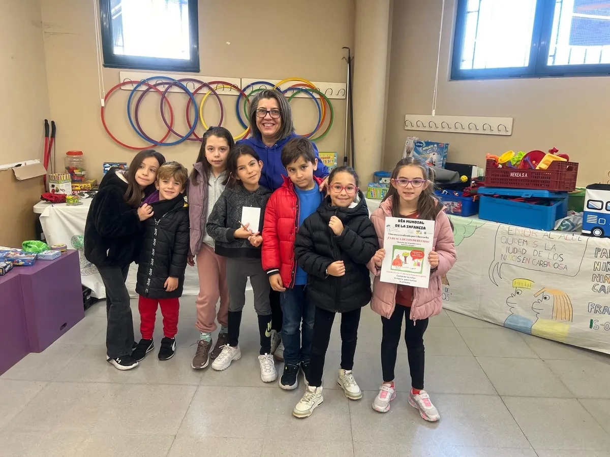 Foto 8 - 40 ni&ntilde;os de Carbajosa de la Sagrada disfrutan de una yincana para encontrar 'sus diez derechos'