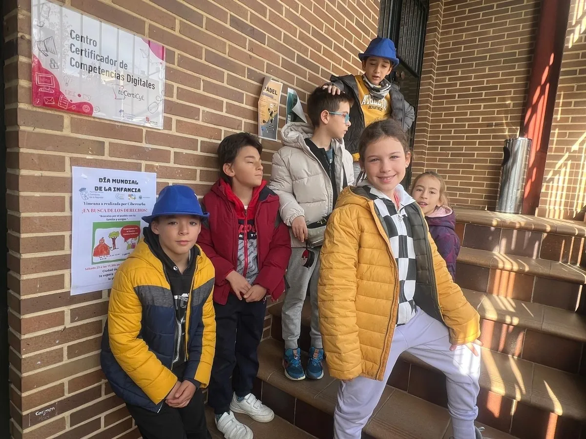 Foto 7 - 40 ni&ntilde;os de Carbajosa de la Sagrada disfrutan de una yincana para encontrar 'sus diez derechos'