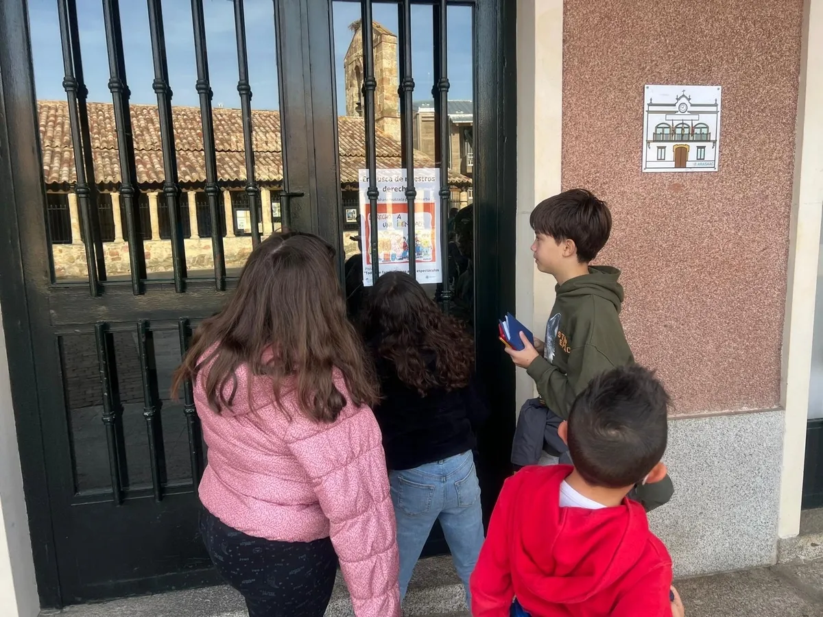 Foto 6 - 40 ni&ntilde;os de Carbajosa de la Sagrada disfrutan de una yincana para encontrar 'sus diez derechos'