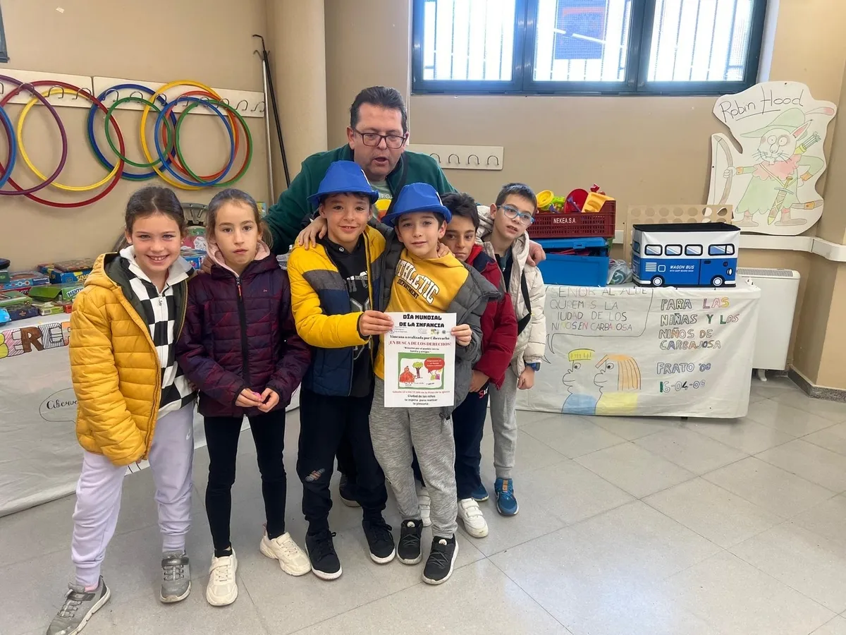 Foto 5 - 40 ni&ntilde;os de Carbajosa de la Sagrada disfrutan de una yincana para encontrar 'sus diez derechos'