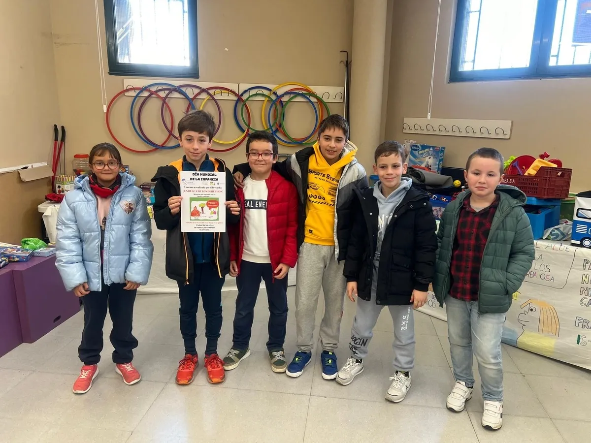 Foto 4 - 40 ni&ntilde;os de Carbajosa de la Sagrada disfrutan de una yincana para encontrar 'sus diez derechos'