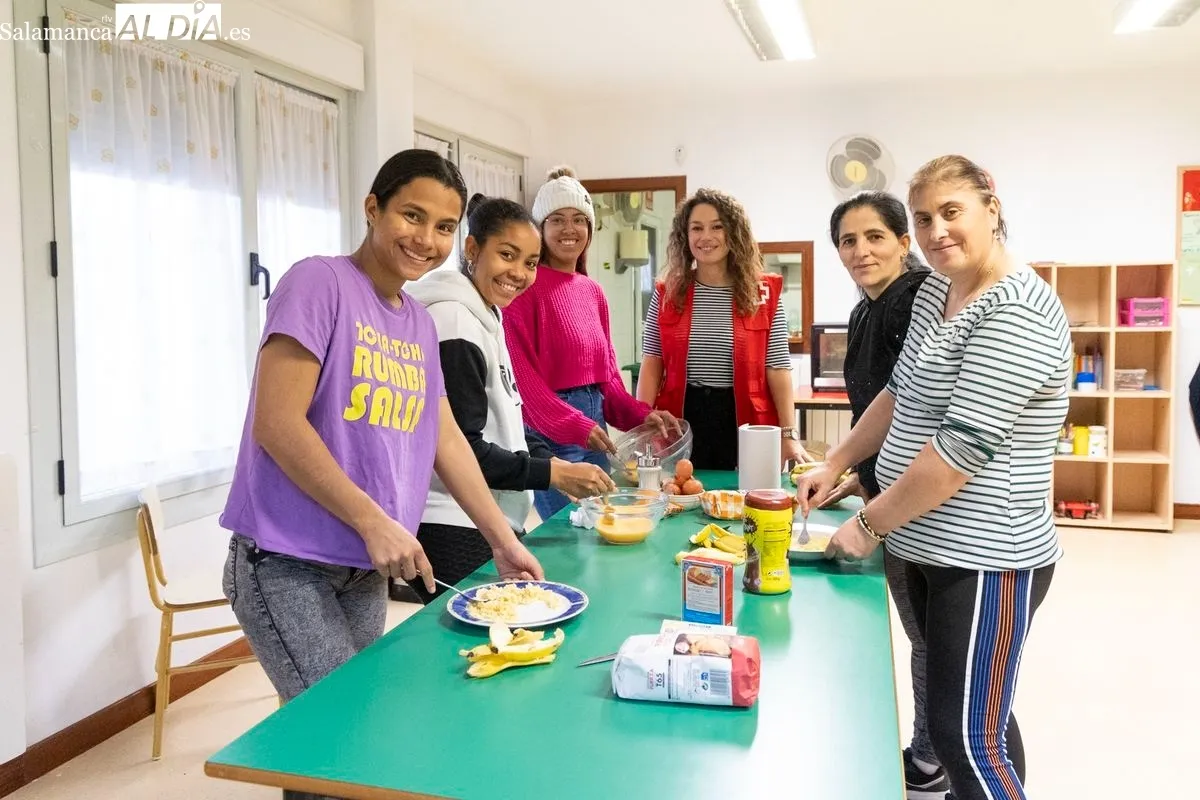 Taller de cocina de usuaria del programa 'Criando en equipo' del Centro Infantil de Cruz Roja Salamanca. Foto de David Sañudo