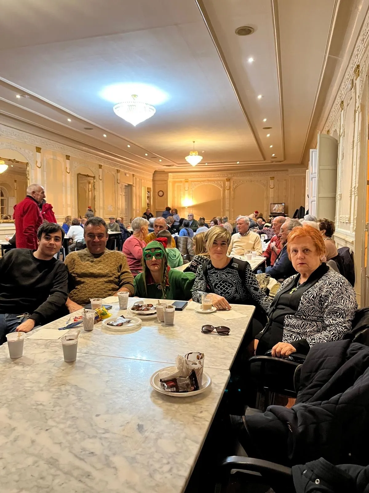 Foto 6 - M&aacute;s de 130 personas participan en la gran chocolatada solidaria con los afectados por la Dana organizada por la asociaci&oacute;n San Miguel