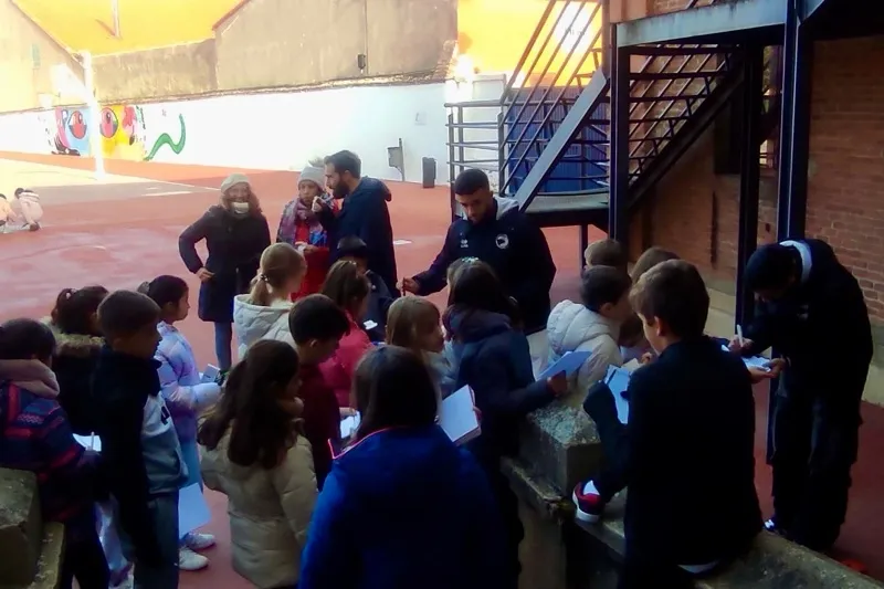 Foto 4 - Escolares del CEIP Miguel de Unamuno disfrutan de un animado encuentro con Unionistas de Salamanca