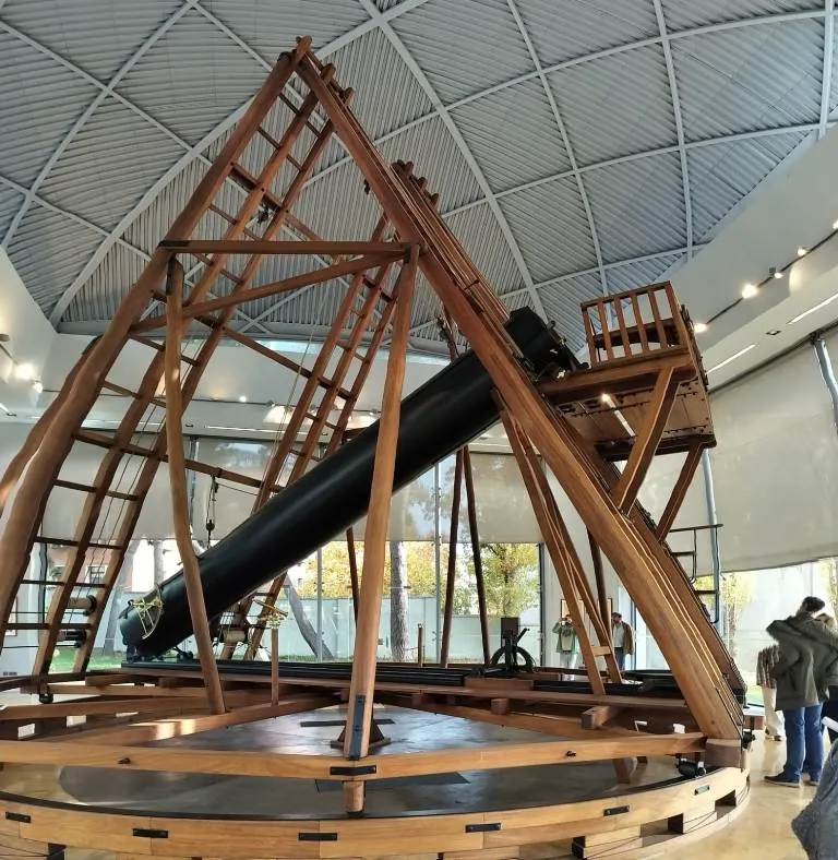 Foto 2 - Una treintena de socios de Astr&oacute;briga visitan el Real Observatorio de Madrid