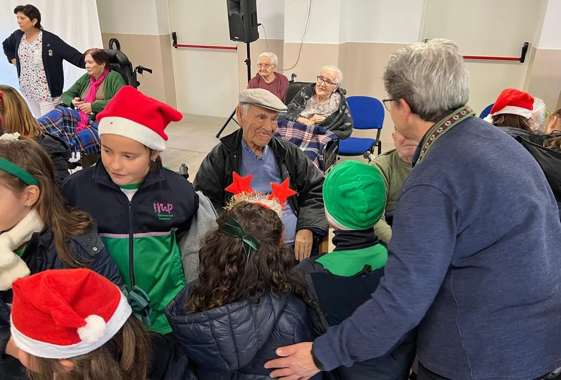 Foto 11 - Alumnos de Misioneras-Santa Teresa alegran la Navidad a los usuarios de la Residencia Mixta