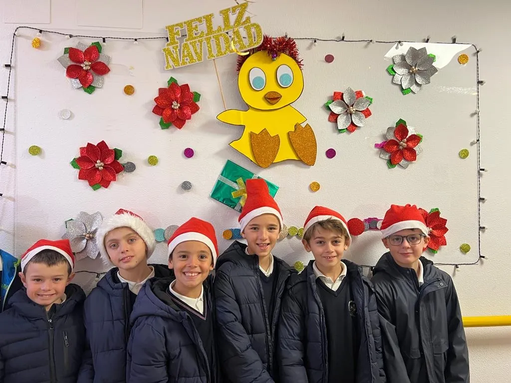 Foto 10 - Alumnos de Misioneras-Santa Teresa alegran la Navidad a los usuarios de la Residencia Mixta