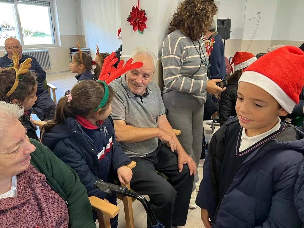 Foto 9 - Alumnos de Misioneras-Santa Teresa alegran la Navidad a los usuarios de la Residencia Mixta