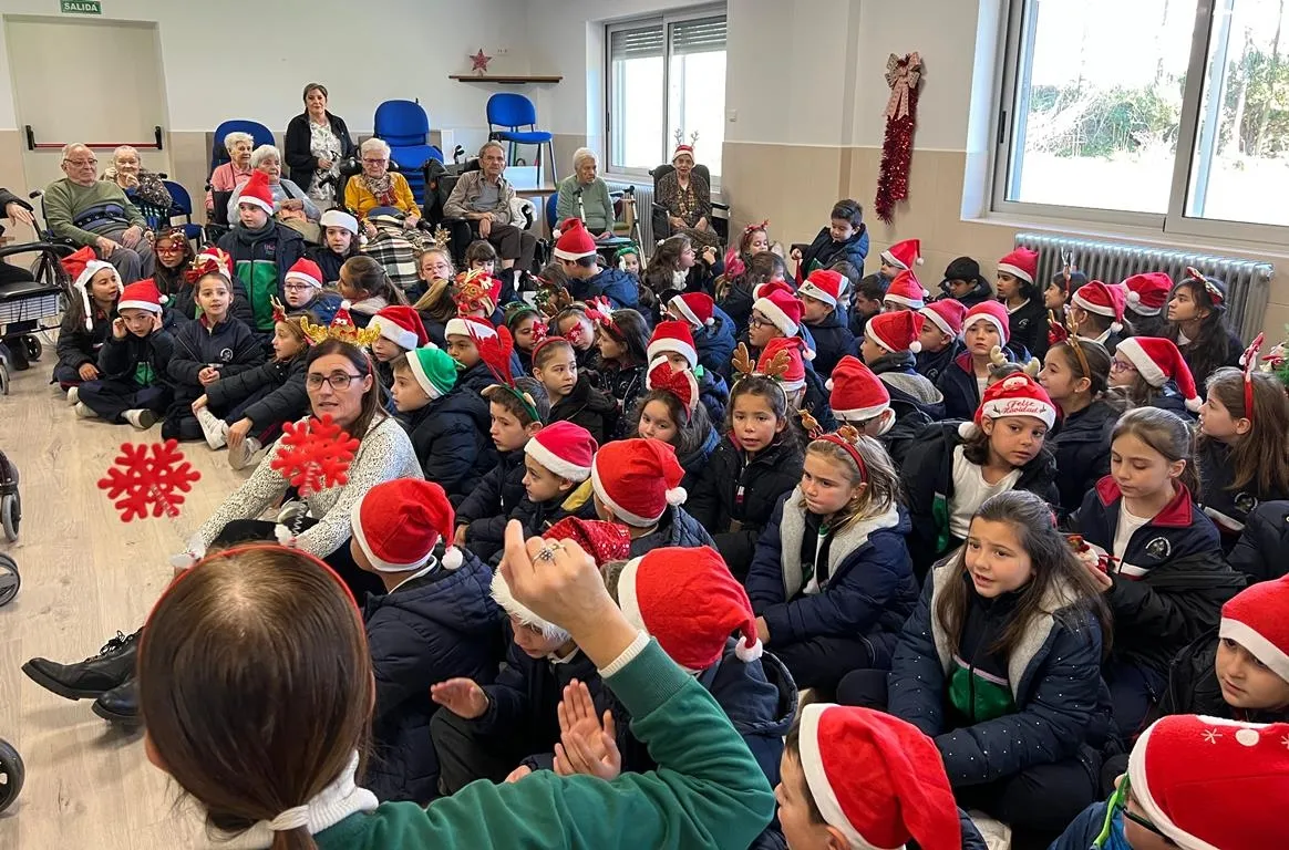 Foto 8 - Alumnos de Misioneras-Santa Teresa alegran la Navidad a los usuarios de la Residencia Mixta