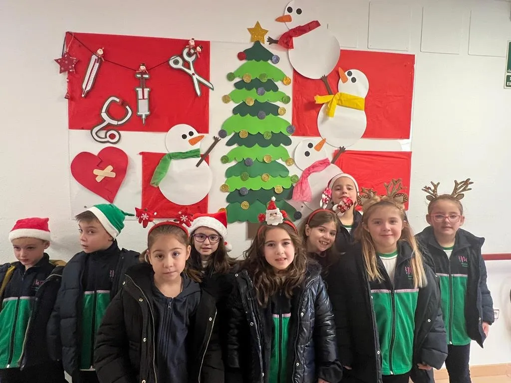 Foto 7 - Alumnos de Misioneras-Santa Teresa alegran la Navidad a los usuarios de la Residencia Mixta