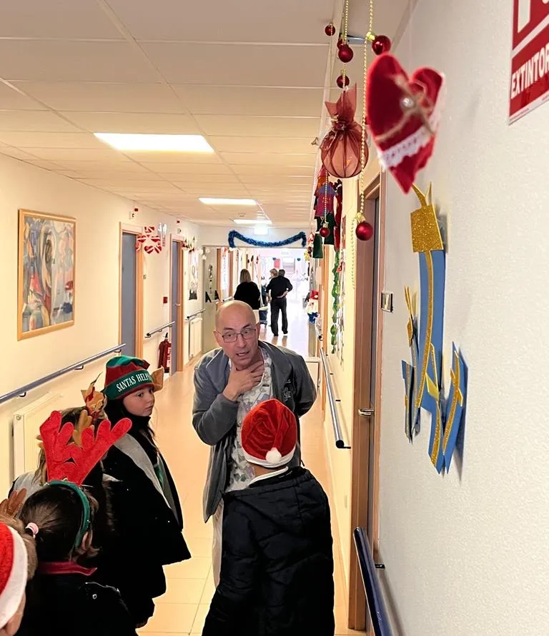 Foto 6 - Alumnos de Misioneras-Santa Teresa alegran la Navidad a los usuarios de la Residencia Mixta