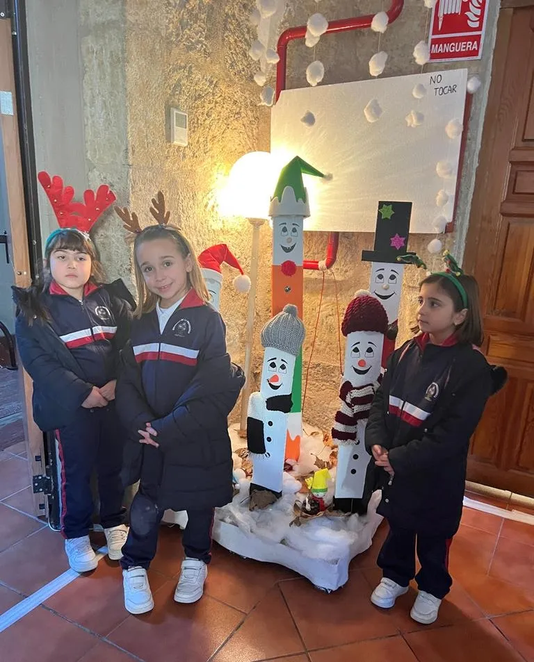 Foto 5 - Alumnos de Misioneras-Santa Teresa alegran la Navidad a los usuarios de la Residencia Mixta