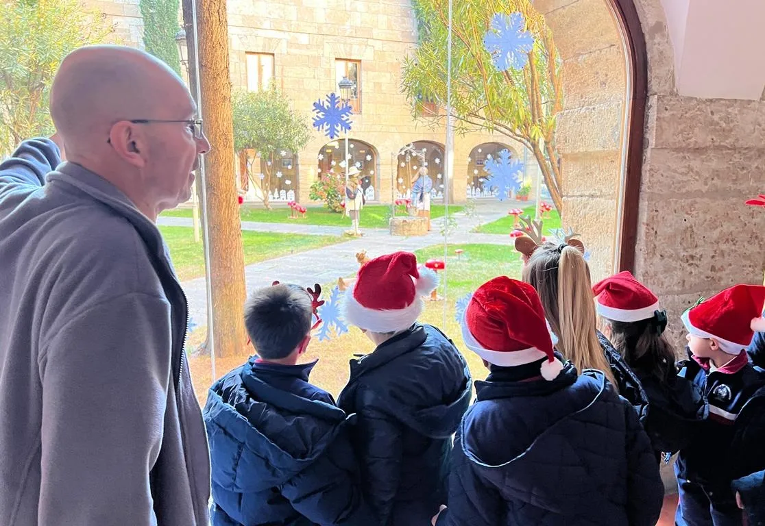 Foto 4 - Alumnos de Misioneras-Santa Teresa alegran la Navidad a los usuarios de la Residencia Mixta