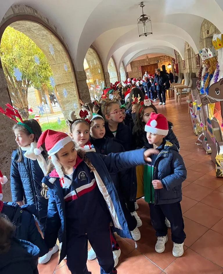 Foto 3 - Alumnos de Misioneras-Santa Teresa alegran la Navidad a los usuarios de la Residencia Mixta