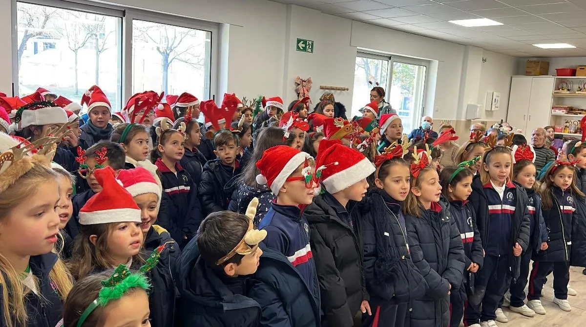 Foto 2 - Alumnos de Misioneras-Santa Teresa alegran la Navidad a los usuarios de la Residencia Mixta