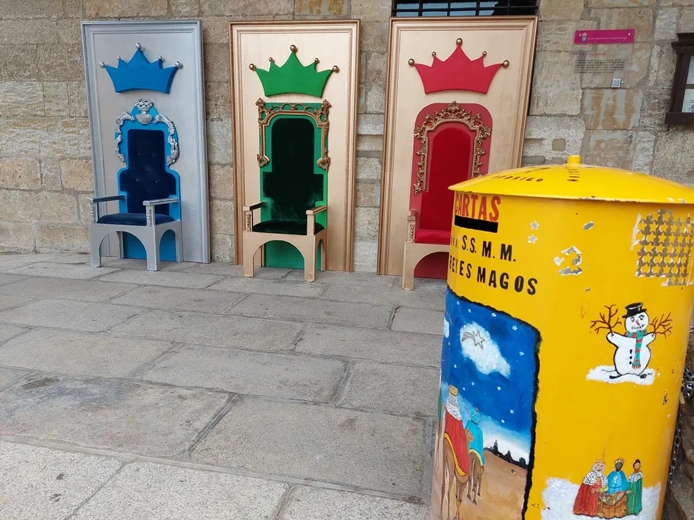Foto 2 - Instalados los tronos reales en los soportales de la Casa Consistorial