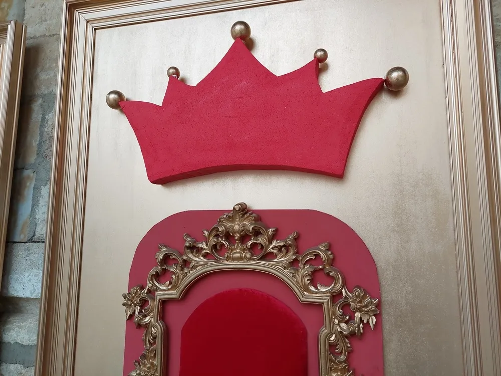 Foto 3 - Instalados los tronos reales en los soportales de la Casa Consistorial