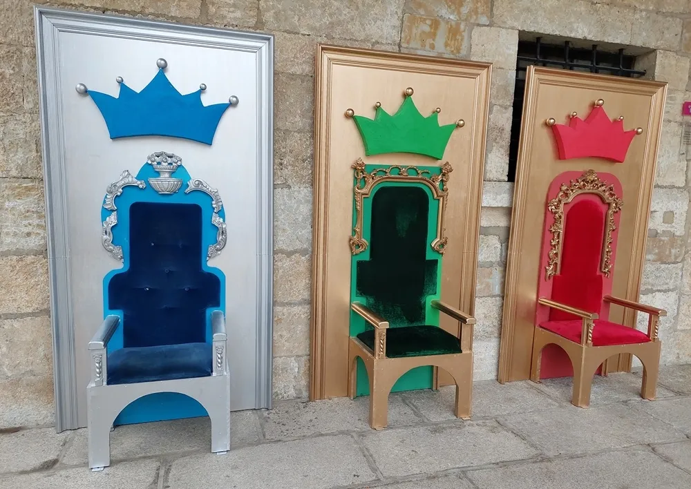 Foto 4 - Instalados los tronos reales en los soportales de la Casa Consistorial