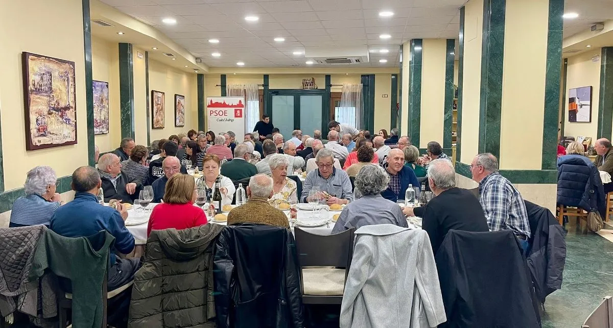 Foto 2 - El PSOE homenajea a varios hist&oacute;ricos en la comida navide&ntilde;a de su militancia