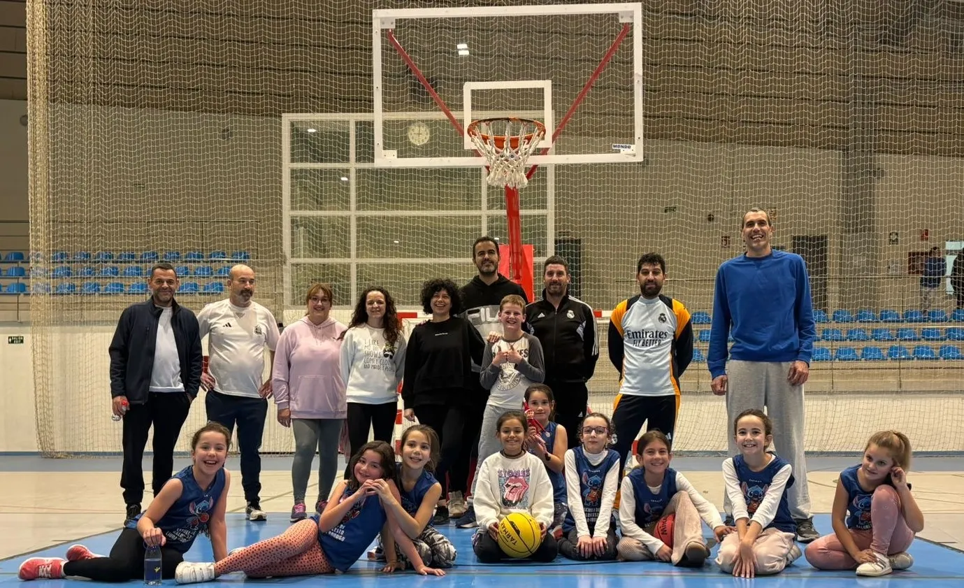 Foto 4 - Las benjamines de la Escuela de Baloncesto compiten contra sus familiares
