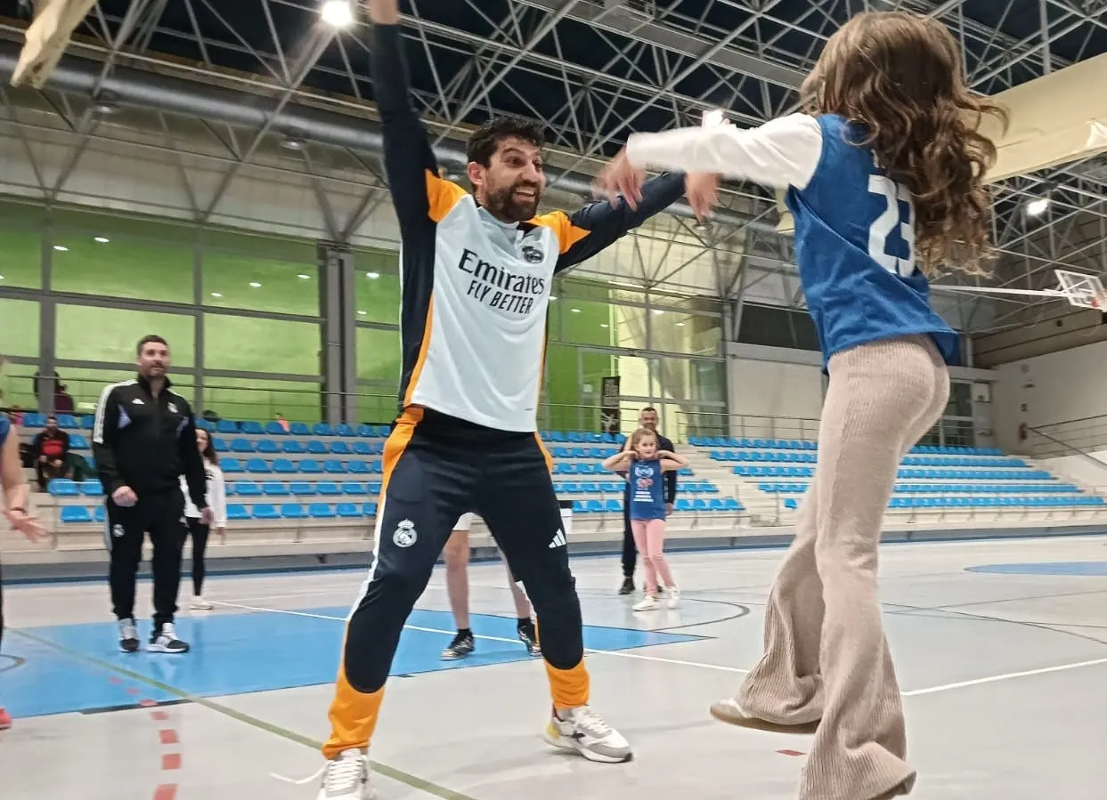 Foto 5 - Las benjamines de la Escuela de Baloncesto compiten contra sus familiares