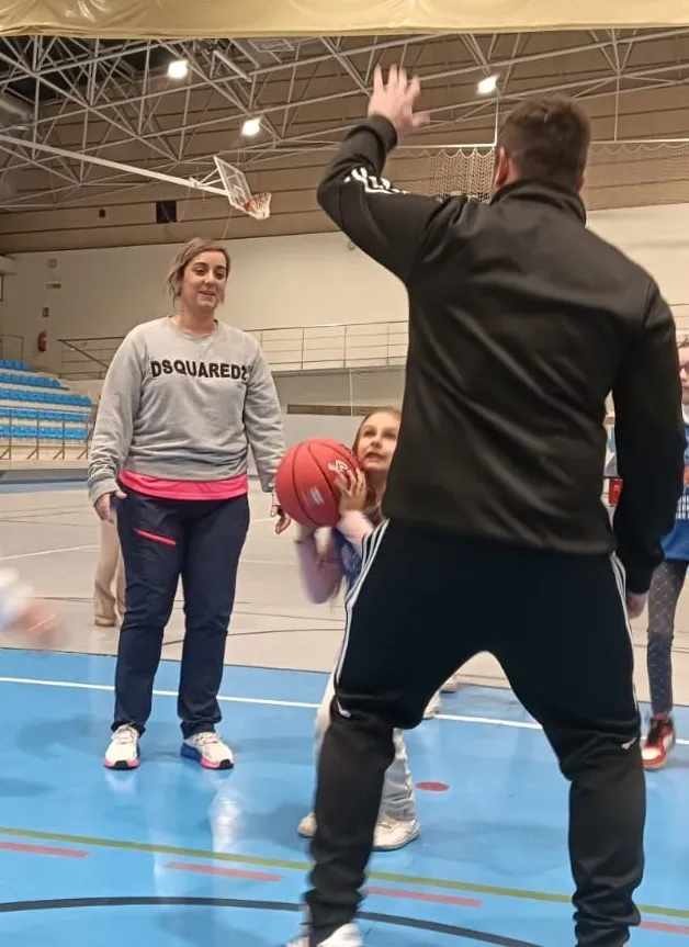 Foto 3 - Las benjamines de la Escuela de Baloncesto compiten contra sus familiares