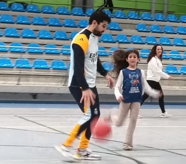 Foto 2 - Las benjamines de la Escuela de Baloncesto compiten contra sus familiares