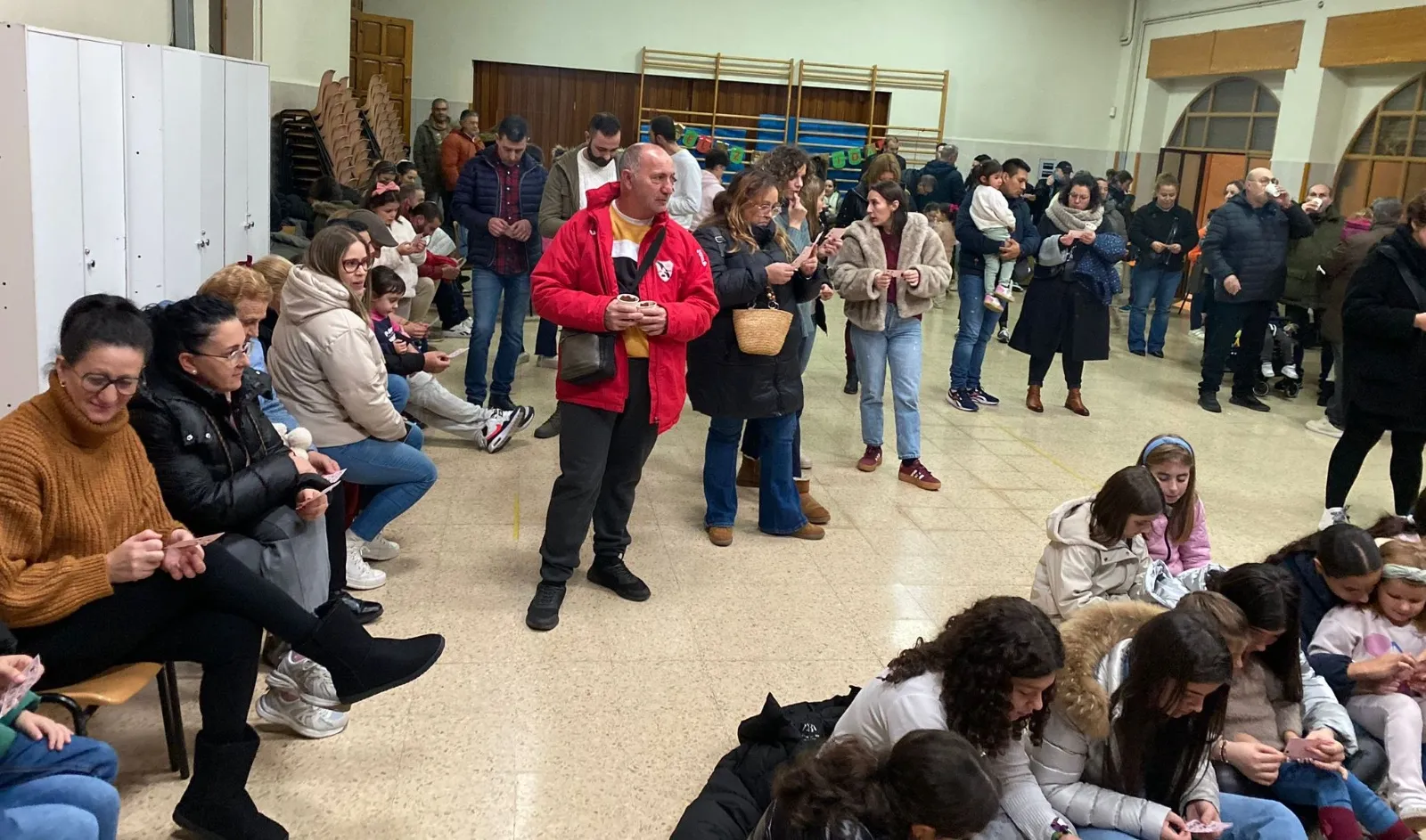 Foto 4 - La AMPA de Misioneras-Santa Teresa lleva a cabo una chocolatada y un bingo solidario