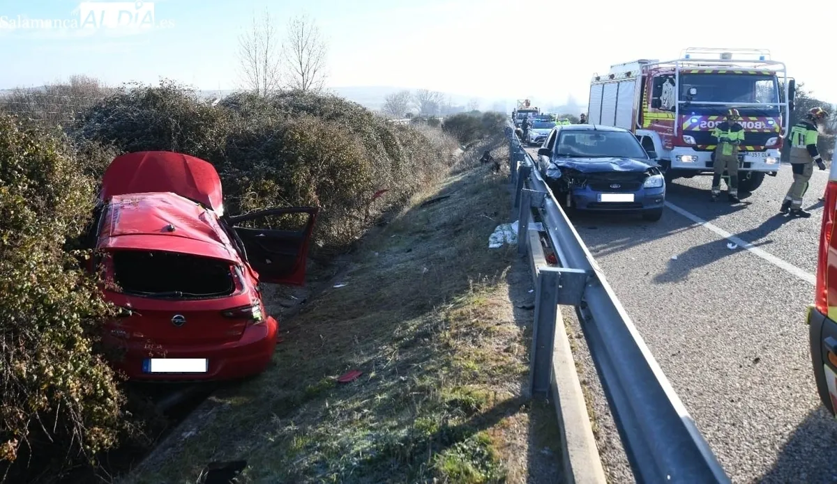 Foto 2 - Un veh&iacute;culo impacta contra otro, le pasa por encima y acaba en la mediana tras saltar el guardarra&iacute;l