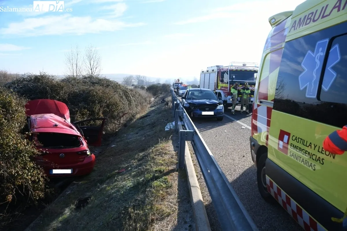 Foto 5 - Un veh&iacute;culo impacta contra otro, le pasa por encima y acaba en la mediana tras saltar el guardarra&iacute;l