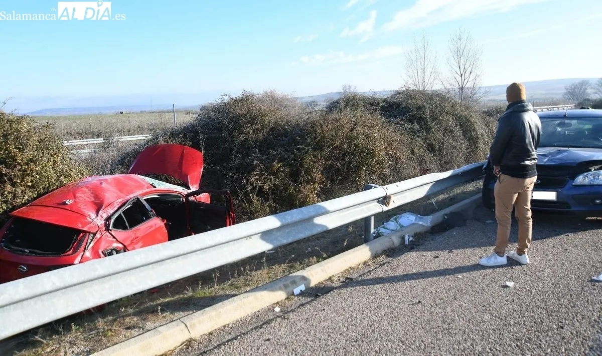 Foto 6 - Un veh&iacute;culo impacta contra otro, le pasa por encima y acaba en la mediana tras saltar el guardarra&iacute;l