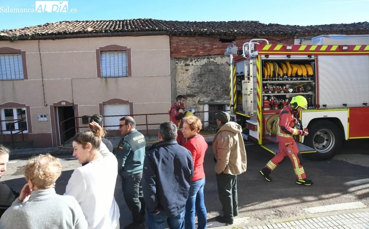 Foto 3 - Una chimenea causa un incendio en una vivienda de El Sah&uacute;go