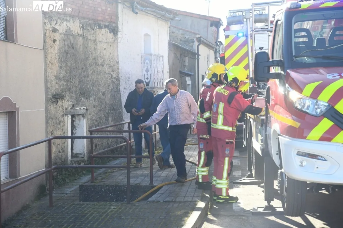 Foto 4 - Una chimenea causa un incendio en una vivienda de El Sah&uacute;go