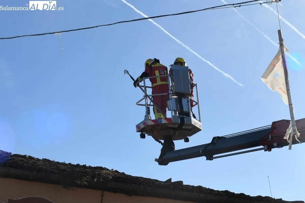 Foto 5 - Una chimenea causa un incendio en una vivienda de El Sah&uacute;go