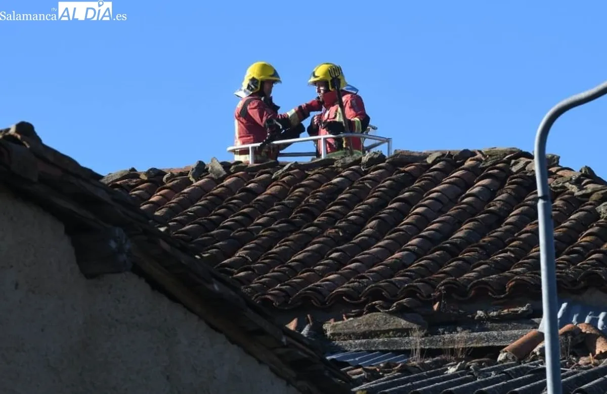 Foto 6 - Una chimenea causa un incendio en una vivienda de El Sah&uacute;go