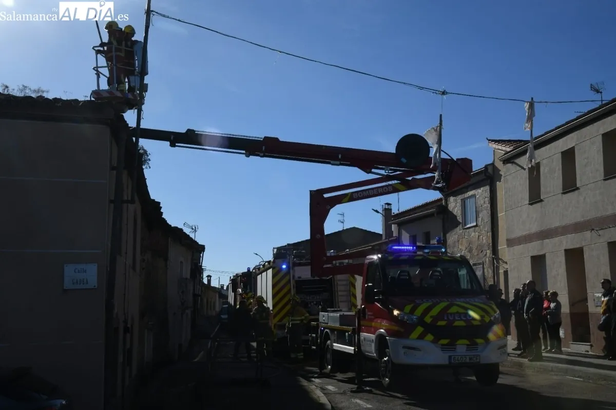 Foto 8 - Una chimenea causa un incendio en una vivienda de El Sah&uacute;go