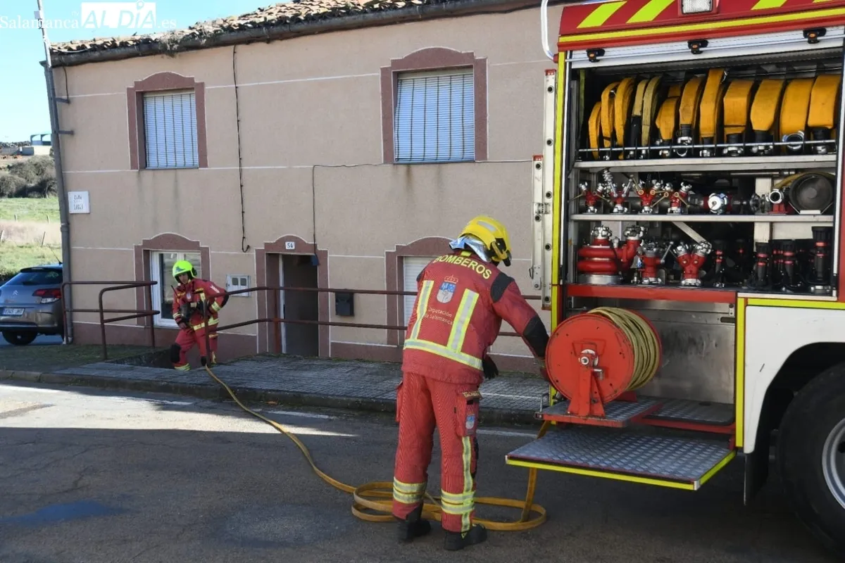 Foto 10 - Una chimenea causa un incendio en una vivienda de El Sah&uacute;go