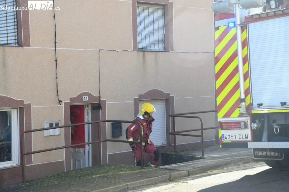 Foto 11 - Una chimenea causa un incendio en una vivienda de El Sah&uacute;go