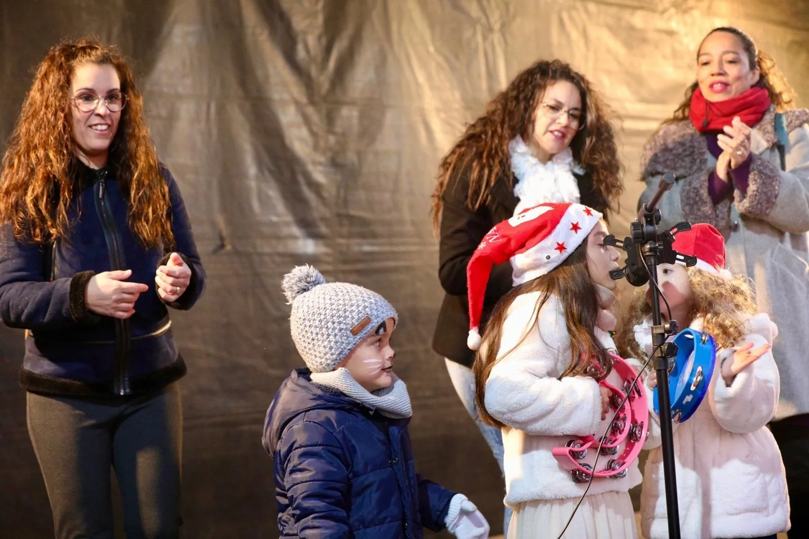 Foto 8 - Los m&aacute;s peque&ntilde;os animan con sus villancicos la tarde dominical en el Mercado Hispanoluso